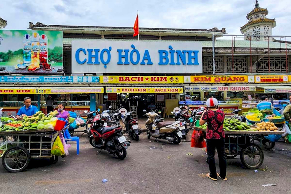 Hoa Binh 市場 (ホアビンいちば) は乾燥食品で非常に有名です